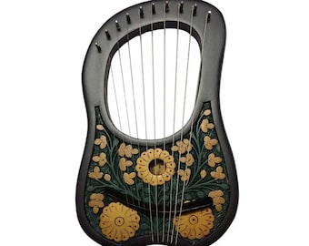 Könnte beinhalten: Eine schwarze Leier mit einem floralen Design in Gold und Grün. Die Leier hat 10 Saiten und ist aus Holz.