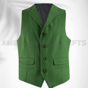 Puede incluir: Un chaleco verde con solapa de muesca, dos bolsillos delanteros y cuatro botones. El chaleco tiene un forro interior oscuro. El texto "AMERICAN KILTS" está impreso en el lado izquierdo del chaleco.