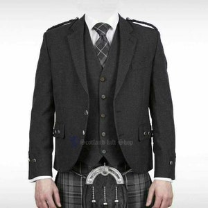 Puede incluir: Una chaqueta de kilt gris oscuro con un chaleco a juego y una falda escocesa a cuadros. La chaqueta tiene un cierre de doble botonadura y un pequeño bolsillo en el lado izquierdo. El chaleco tiene un cierre de botón y un pequeño bolsillo en el lado derecho. La falda escocesa es una falda escocesa tradicional con un patrón de cuadros.