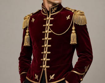 Luxe bordeauxrode fluwelen militaire jas – goudgeborduurde blazer in huzaarstijl – koninklijke statementjas voor heren – bruiloft / formeel / kostuum