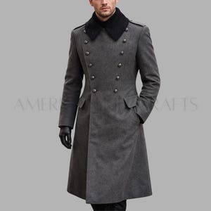 Puede incluir: Un abrigo de lana gris con cuello negro y botones plateados. El abrigo tiene un diseño cruzado, dos bolsillos delanteros y charreteras en los hombros. El abrigo llega a la rodilla.