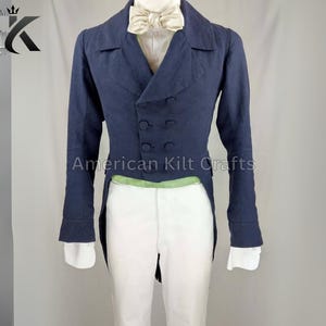 Könnte beinhalten: Ein marineblauer Frack mit doppelreihigem Verschluss und vier Knöpfen. Der Frack hat einen langen, spitzen Schwanz und wird über einem weißen Hemd mit Fliege getragen. Der Text "American Kilt Crafts" ist auf der Vorderseite der Jacke sichtbar.