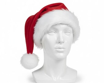 Puede incluir: Un gorro de Papá Noel rojo con ribete de piel sintética blanca y un pompón blanco. El sombrero se exhibe sobre una cabeza de maniquí blanca sobre un fondo blanco. Un accesorio navideño clásico.