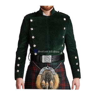 Könnte beinhalten: Dunkelgrüne Samtjacke mit silbernen quadratischen Knöpfen und einem schwarzen Ledergürtel. Die Jacke wird mit einem traditionellen Schottenkilt und einem Pelz-Sporran kombiniert. Formelle schottische Kleidung.