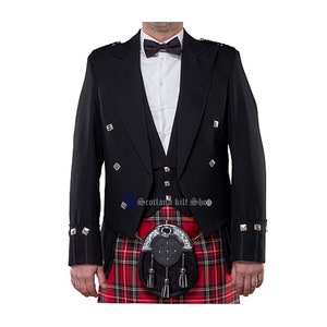 Pode incluir: Um conjunto de kilt preto com uma jaqueta preta, camisa branca e gravata borboleta preta. A jaqueta tem botões prateados e o kilt tem um padrão xadrez vermelho e preto. O conjunto é complementado por um sporran preto e um broche de kilt prateado. O texto "Scotland kilt Shop" é visível na imagem.