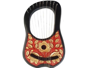 Puede incluir: Un laúd de madera negro y rojo con tallas florales de pan de oro. El laúd tiene 10 cuerdas y un agujero de sonido en el centro.