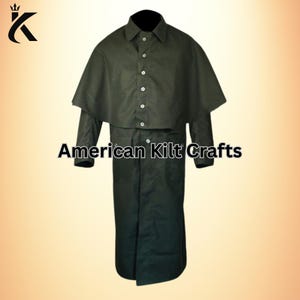 Könnte beinhalten: Ein dunkelgrüner Mantel mit einem kapuzenartigen Überzug und langen Ärmeln. Der Mantel hat eine Knopfleiste und einen langen Rock. Der Text "American Kilt Crafts" ist auf der unteren Brust des Mantels aufgedruckt.