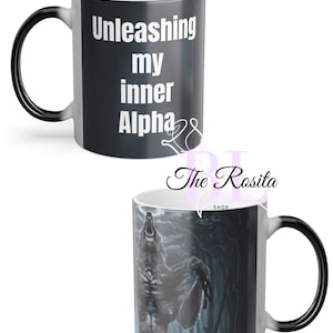 Puede incluir: Una taza de cambio de color negro y blanco con el texto "Unleashing my inner Alpha" en un lado y un lobo aullando a la luna en el otro.