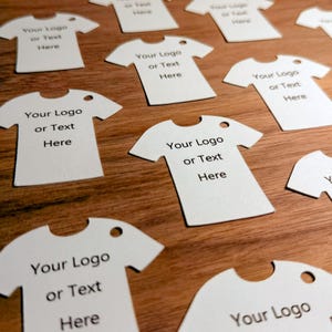 Etiquetas de preço personalizadas em formato de camiseta | Etiquetas exclusivas para marcas de roupas | Design e impressão personalizados