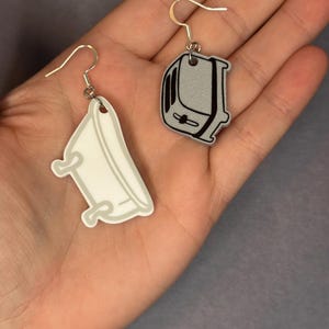 Live Laugh Toaster Bath Earrings - Dark Humor Earrings - Quirky Earrings - Great Gift For Her bild 2
