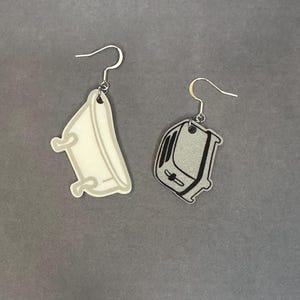 Live Laugh Toaster Bath Earrings - Dark Humor Earrings - Quirky Earrings - Great Gift For Her bild 4