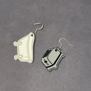 Live Laugh Toaster Bath Earrings - Dark Humor Earrings - Quirky Earrings - Great Gift For Her bild 9