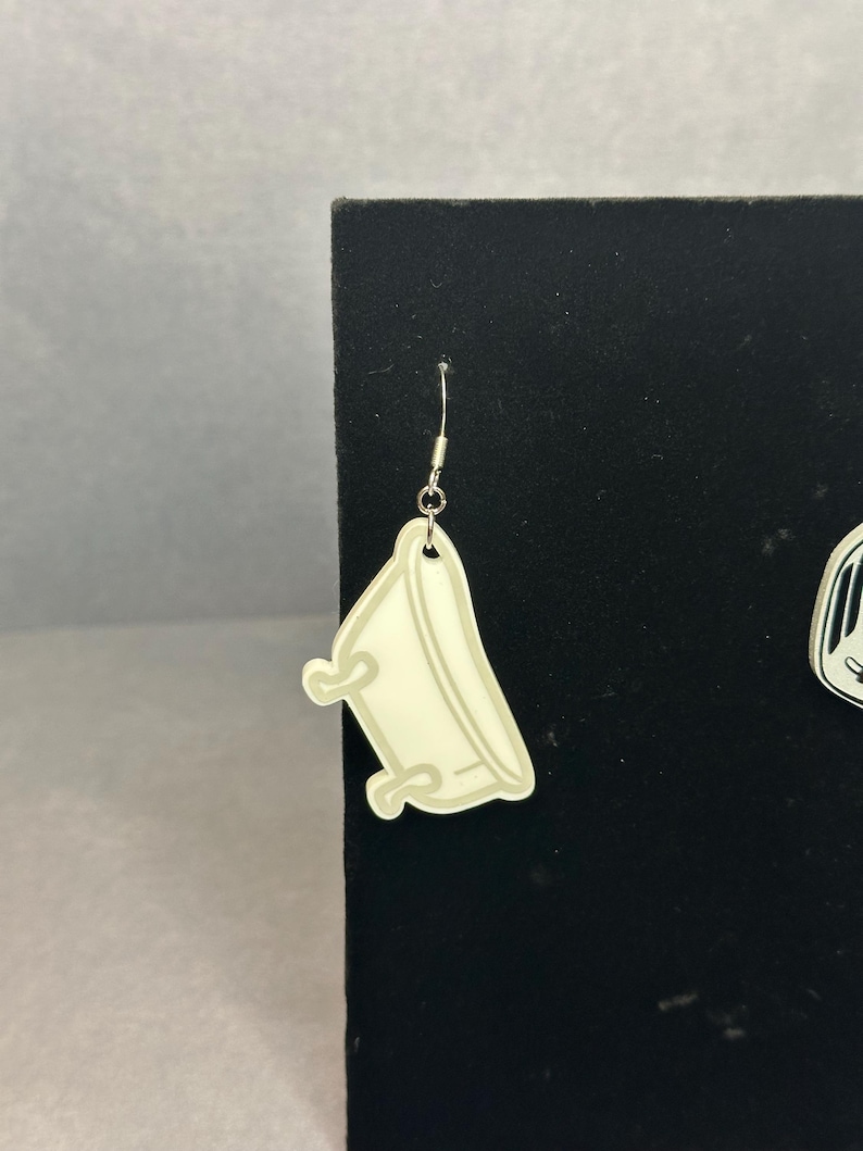 Live Laugh Toaster Bath Earrings - Dark Humor Earrings - Quirky Earrings - Great Gift For Her bild 7
