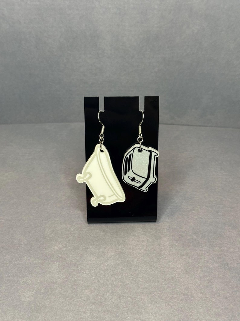 Live Laugh Toaster Bath Earrings - Dark Humor Earrings - Quirky Earrings - Great Gift For Her bild 1