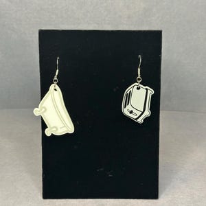 Live Laugh Toaster Bath Earrings - Dark Humor Earrings - Quirky Earrings - Great Gift For Her bild 5