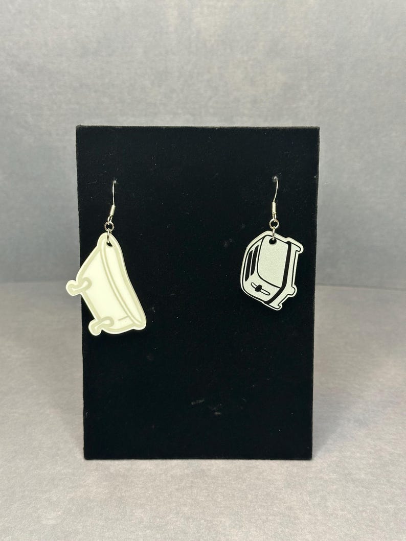 Live Laugh Toaster Bath Earrings - Dark Humor Earrings - Quirky Earrings - Great Gift For Her bild 5