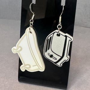 Live Laugh Toaster Bath Earrings - Dark Humor Earrings - Quirky Earrings - Great Gift For Her bild 3