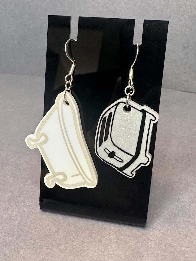 Live Laugh Toaster Bath Earrings - Dark Humor Earrings - Quirky Earrings - Great Gift For Her bild 3