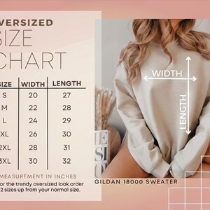 Op de afbeelding: Maattabel voor een oversized Gildan 18000 sweater, met afmetingen in inches. De tabel geeft de maten S tot en met 3XL weer, met bijbehorende breedte- en lengtematen. De afbeelding toont ook een persoon die de sweater draagt.