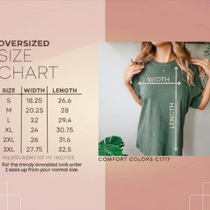 Op de afbeelding: Een afbeelding met een oversized maattabel voor t-shirts, met afmetingen in inches. De tabel bevat maten S tot en met 3XL, met bijbehorende breedte- en lengtematen. Een persoon draagt een groen t-shirt, met pijlen die de breedte en lengte aangeven.