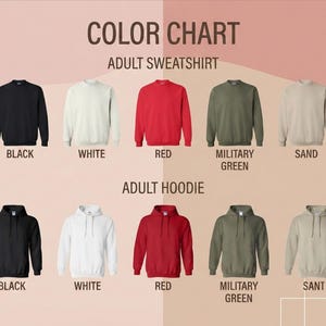 Op de afbeelding: Kleurenkaart met sweatshirts en hoodies voor volwassenen in verschillende kleuren: zwart, wit, rood, legergroen en zand. De tekst "KLEURENKAART" en het producttype staan bovenaan.