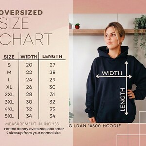 Op de afbeelding: Een marineblauwe Gildan 18500 hoodie met een maattabel die breedte- en lengtematen in inches weergeeft. De tabel bevat maten S tot 5XL. De tekst adviseert om twee maten groter te bestellen voor een oversized look.
