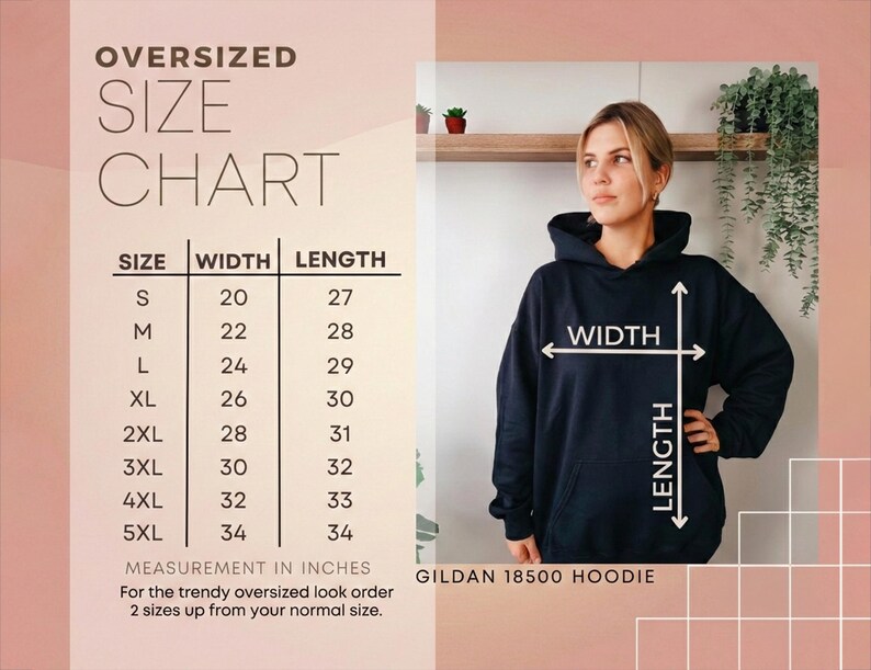 Op de afbeelding: Een marineblauwe Gildan 18500 hoodie met een maattabel die breedte- en lengtematen in inches weergeeft. De tabel bevat maten S tot 5XL. De tekst adviseert om twee maten groter te bestellen voor een oversized look.