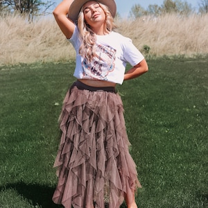 Falda midi con capas estilo bohemio para invitadas a bodas campestres, falda estilo western hecha a mano con capas, tul etéreo, atuendo extravagante