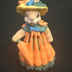 Figura de resina adorable conejito con zanahoria y vestido de zanahoria