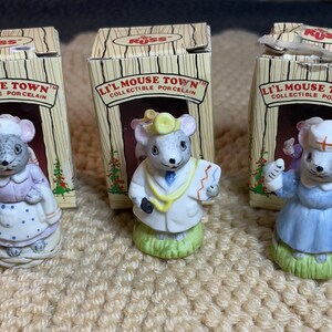 Vintageparti med 3 minifigurer från Lil' Mouse Town med askar.
