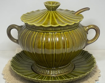 Vintage CALIFORNIA AMC-1 W/Underplate & Ladle Avocado Green.