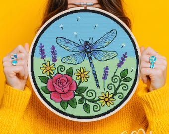 Trollslända med blomma korsstygnsmönster, trollslända korsstygn handbroderi, korsstygn blomma trollslända, korsstygn, heminredning