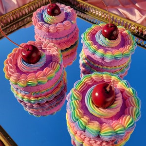 Fake-Cake - Mini Pink mit Regenbogen Box