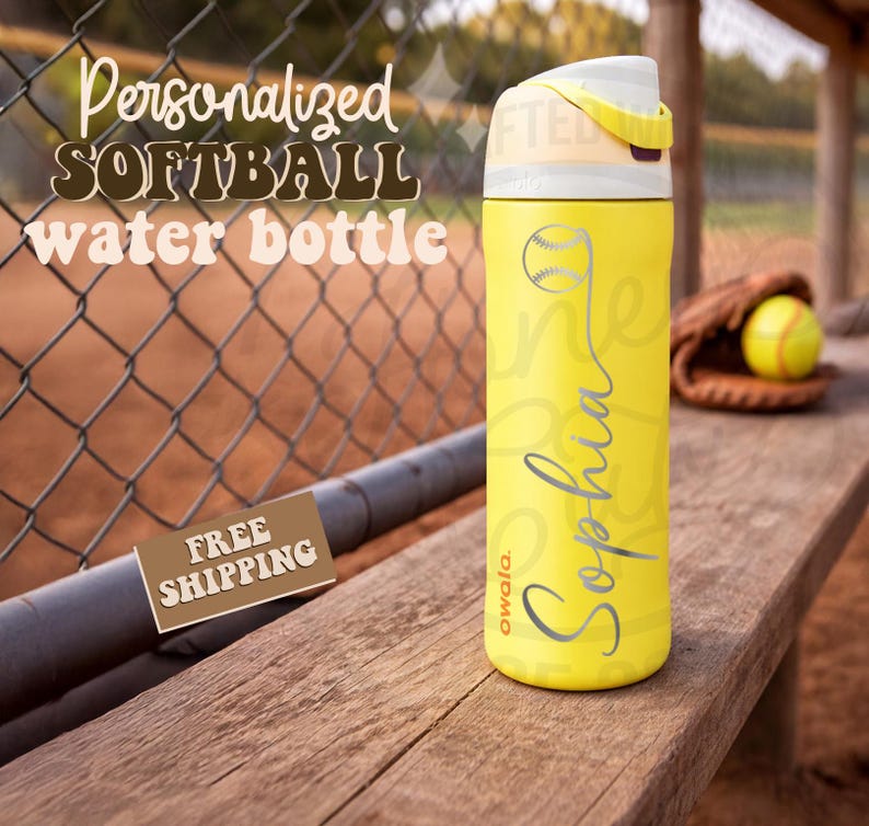 K&ouml;nnte beinhalten: Gelbe Softball-Wasserflasche mit wei&szlig;em und gelbem Deckel. Die Flasche hat eine Softball-Grafik und den Namen "Sophia" in Schreibschrift. Im Hintergrund steht "Personalized Softball Water Bottle".