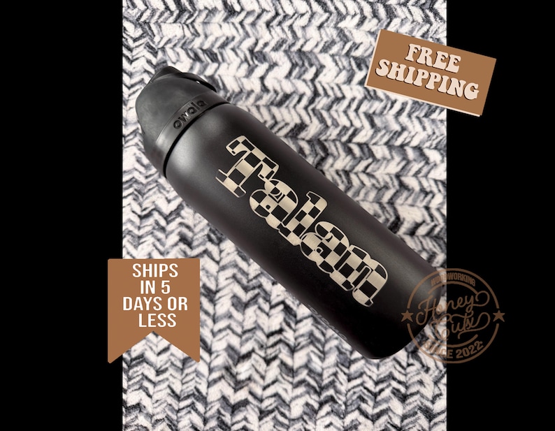 K&ouml;nnte beinhalten: Schwarze isolierte Wasserflasche mit einem karierten "Fabian" Design. Die Flasche hat einen schwarzen Deckel und einen schwarzen K&ouml;rper. Die Flasche liegt auf einer wei&szlig;-grau gemusterten Oberfl&auml;che.