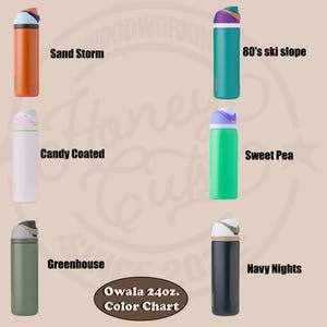 Op de afbeelding: Een rustiek houten bord met de tekst "Welcome to our home" in witte letters. Het bord heeft een verweerde afwerking en een eenvoudig, uitnodigend ontwerp, ideaal voor de entree.