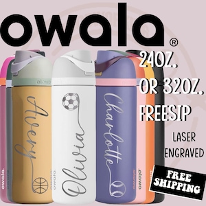 K&ouml;nnte beinhalten: Eine Auswahl an Owala FreeSip Wasserflaschen in verschiedenen Farben, darunter Rosa, Gold, Wei&szlig;, Lila, Orange und Schwarz. Jede Flasche ist mit einem Namen und einem Sportmotiv lasergraviert. Erh&auml;ltlich in 710 ml oder 946 ml Gr&ouml;&szlig;en.