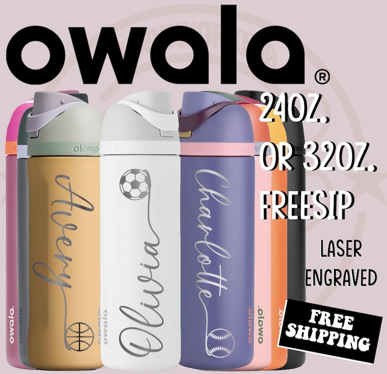 K&ouml;nnte beinhalten: Eine Auswahl an Owala FreeSip Wasserflaschen in verschiedenen Farben, darunter Rosa, Gold, Wei&szlig;, Lila, Orange und Schwarz. Jede Flasche ist mit einem Namen und einem Sportmotiv lasergraviert. Erh&auml;ltlich in 710 ml oder 946 ml Gr&ouml;&szlig;en.