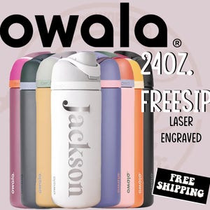 K&ouml;nnte beinhalten: Eine Sammlung von Owala FreeSip Wasserflaschen in verschiedenen Farben, darunter Rosa, Gr&uuml;n, Gelb und Schwarz. Die Flaschen haben ein Fassungsverm&ouml;gen von 7.1 Litern und sind lasergraviert. Eine Flasche tr&auml;gt den Namen "Jackson".