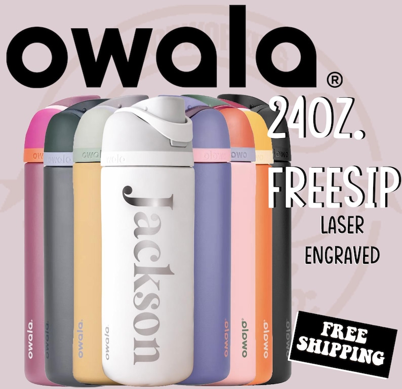 K&ouml;nnte beinhalten: Eine Sammlung von Owala FreeSip Wasserflaschen in verschiedenen Farben, darunter Rosa, Gr&uuml;n, Gelb und Schwarz. Die Flaschen haben ein Fassungsverm&ouml;gen von 7.1 Litern und sind lasergraviert. Eine Flasche tr&auml;gt den Namen "Jackson".