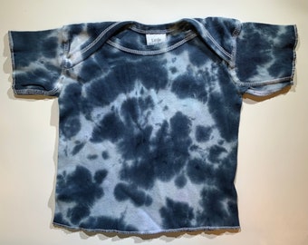 Camiseta con efecto tie-dye para bebés, blanco y negro, tela teñida a mano, ropa única para niños, top teñido con corbata para niños de 12 meses, manga corta para niños