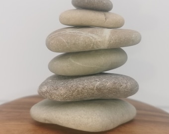 Steinskulptur zur Meditation und Geduldsübung. Stapelsteine, Zen, Balance, Steinturm, Kiesel für Steingarten, Japandi Kunst