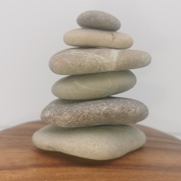 Steinskulptur zur Meditation und Geduldsübung. Stapelsteine, Zen, Balance, Steinturm, Kiesel für Steingarten, Japandi Kunst