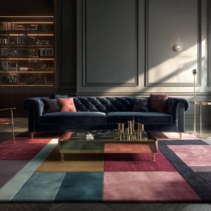 Puede incluir: Un salón lujoso con un sofá capitoné azul marino y cojines burdeos y negros. Una alfombra geométrica multicolor se encuentra debajo de una mesa de centro con tapa de cristal y detalles dorados. Una estantería empotrada y paneles de pared completan el espacio.