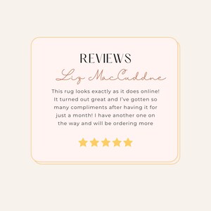 Op de afbeelding: Een cr&egrave;mekleurige vierkant op een lichtbeige achtergrond met het woord "REVIEWS" in zwarte tekst. De naam "Liz MacCuddne" is in cursief geschreven. De tekst beschrijft een tapijt dat er goed uitziet en veel complimenten heeft gekregen.