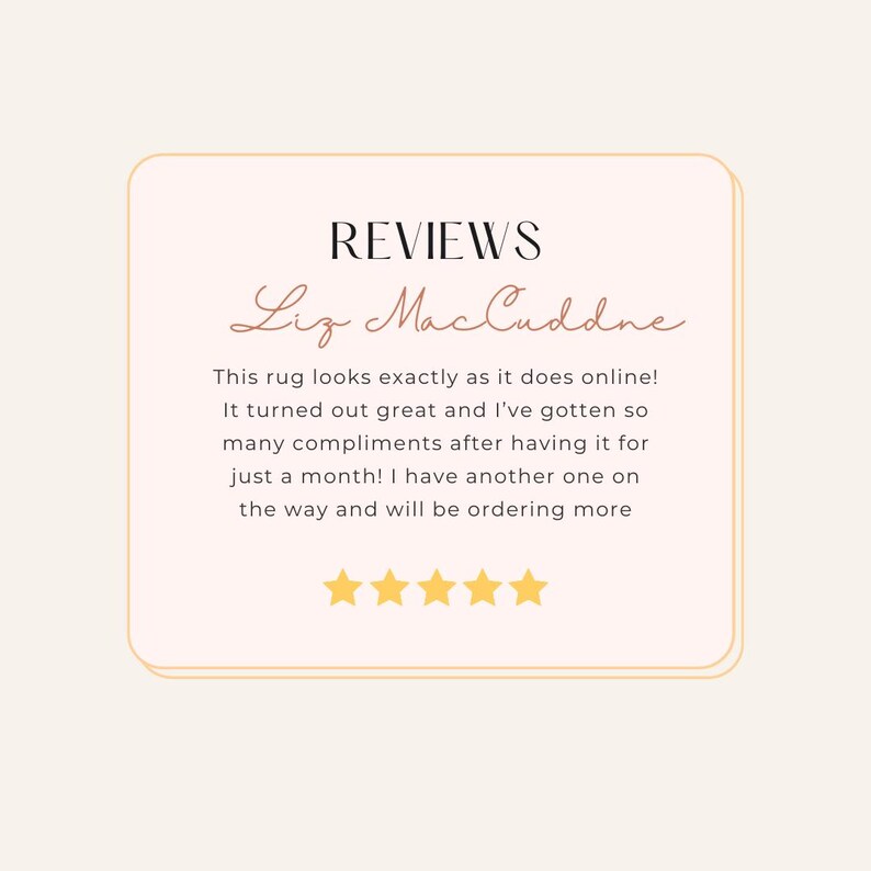Op de afbeelding: Een cr&egrave;mekleurige vierkant op een lichtbeige achtergrond met het woord "REVIEWS" in zwarte tekst. De naam "Liz MacCuddne" is in cursief geschreven. De tekst beschrijft een tapijt dat er goed uitziet en veel complimenten heeft gekregen.