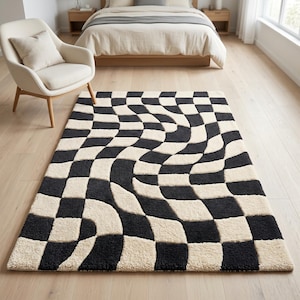 Peut inclure: Un tapis rectangulaire à poils longs présentant un motif en damier noir et crème qui semble déformé et ondulé. Le tapis est posé à plat sur un parquet en bois clair, mettant en valeur une grille répétitive de carrés déformés.