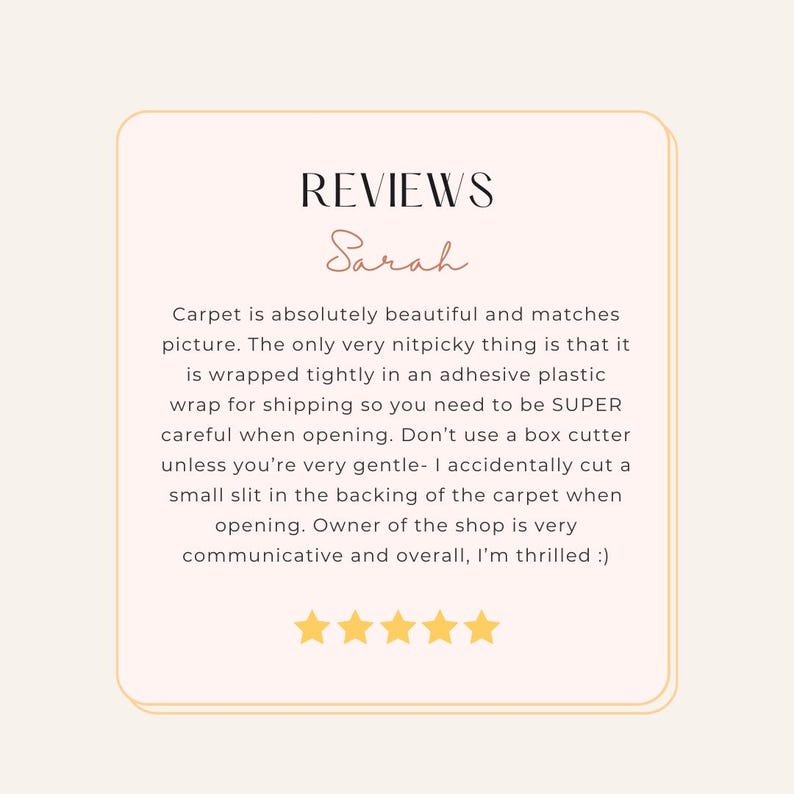 K&ouml;nnte beinhalten: Eine Kundenrezensionskarte mit der &Uuml;berschrift "REVIEWS" und dem Namen "Sarah". Der Text beschreibt einen Teppich, der zum Bild passt und wundersch&ouml;n verarbeitet ist. Die Rezension erw&auml;hnt auch die Verpackung und den Shop-Besitzer.