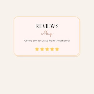 Op de afbeelding: Een lichtbeige achtergrond met een lichtroze rechthoek met het woord "REVIEWS" boven de naam "Meg" in cursief. Daaronder staat de tekst "Kleuren zijn accuraat van de foto's!" met vijf gouden sterren.