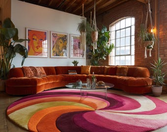 Può includere: Un soggiorno in stile retrò con un ampio divano curvo in velluto arancione bruciato. Un tappeto rotondo con un design a spirale domina il pavimento. Opere d'arte e piante sospese creano un'atmosfera vivace e invitante.